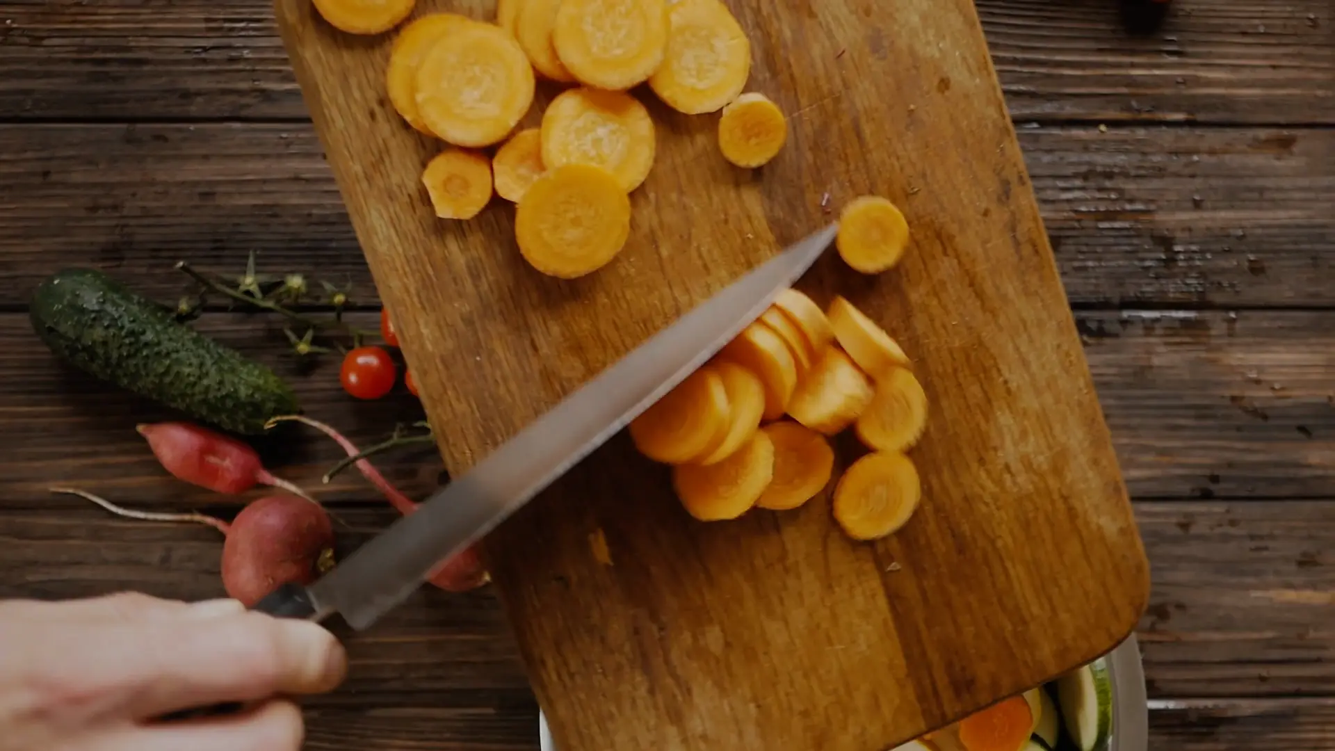 Rodelas de cenoura numa tábua, prontas a cozinhar